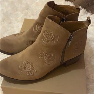 Flower detail Lucky Basel boots